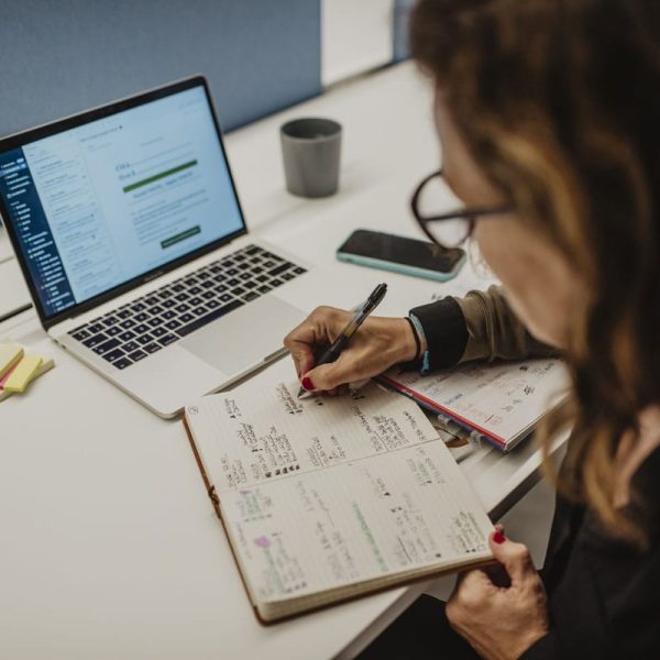 Mònica Valcárcel escribiendo